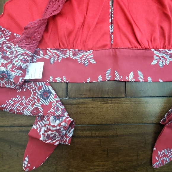 NWOT Maroon Flowered Cropped Top With Laced Open Back Tie Summer Top Size S - Picture 7 of 7